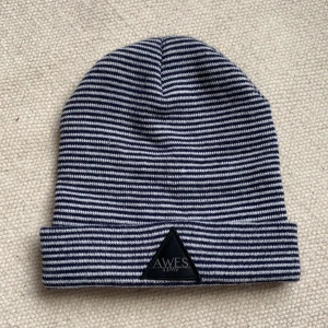 Randig stickad mössa - Oanvänd randig mössa från bikbok. Fint skick! Köparen står för frakten