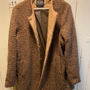 Brun jacka i strl 44/46 (L) - Säljer en brun jacka i strl large och 44/46.