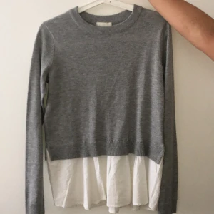 Grå tjock tröja  - En gråa tjock tröja från hm med insydd skjorta där nere. Skriv för fler bilder 