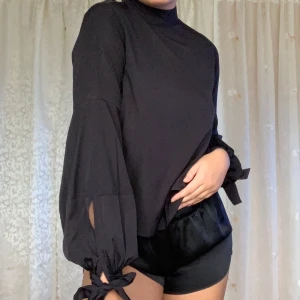 En svart elegant blus - Säljer denna svarta, eleganta blus från GinaTricot. Använd endast engång och är fortfarande i mycket fin skick! Nypris: 249kr. Denna fina blus går dessutom att göra en rosett vid sluten av ärmen vilket är ett mycket fin design❤️❤️