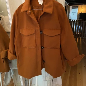 Jacka  - En brun jacka från H&M. Har haft den som en stor oversize jacka. Så snygg! 