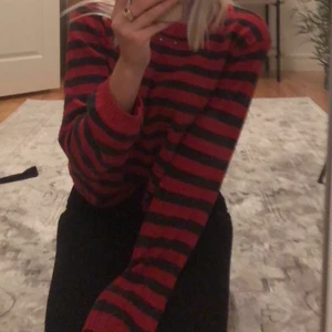 Stickad tröja - En perfekt stickad tröja inför hösten! Tröjan är ifrån bikbok och den är i väldigt bra skick:)