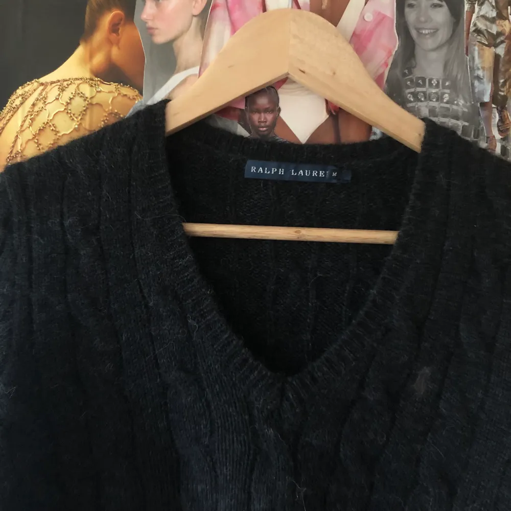 Mörkgrå kabelstickad tröja från Ralph Lauren i super fint skick! Tröjan är svinmysig och varm och sitter dessutom väldigt fint. Frakt står köparen för💕. Stickat.