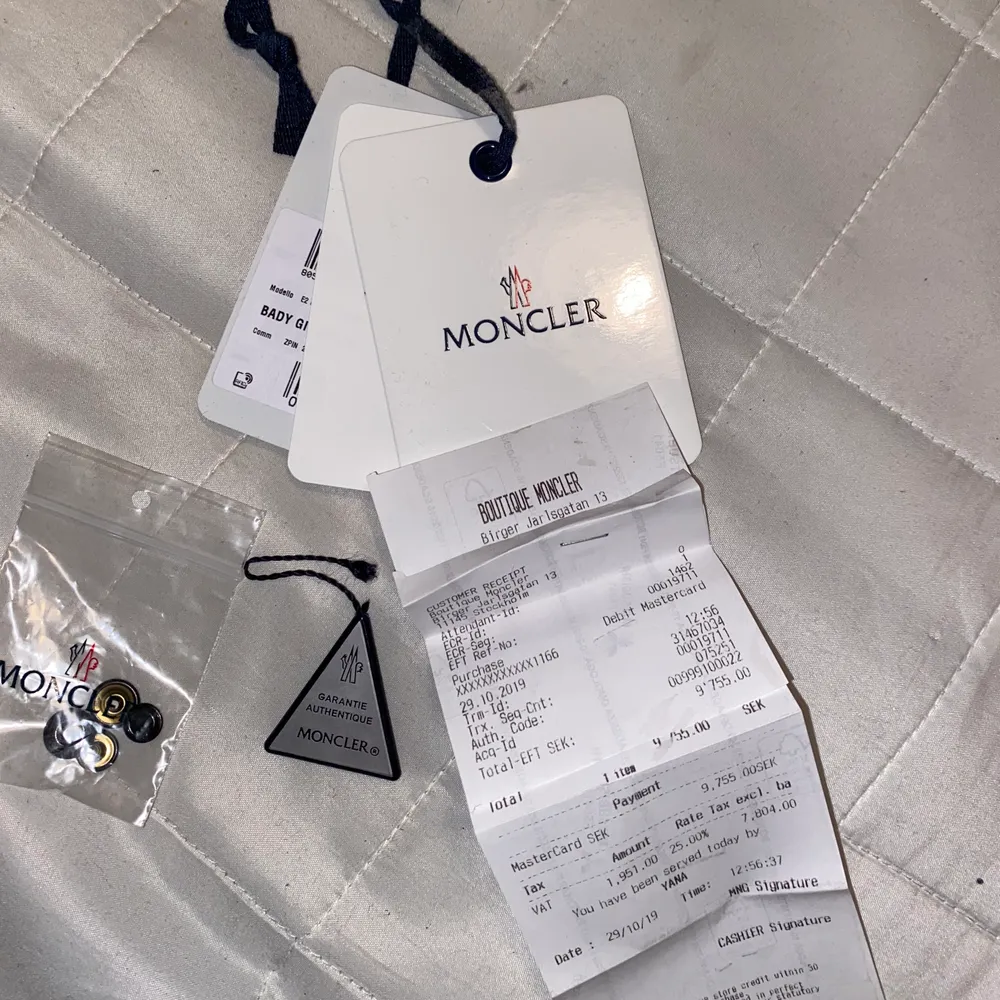 Moncler jacka i modellen Bady, köpt i Moncler butiken i november 2019. Fint skick inga slitningar eller hål alls. Har kvar alla originaltaggar och kvitto. Skickar gärna fler bilder om så önskas. Nypris 9 755kr.😊. Jackor.