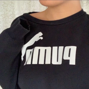 Oversized Puma tjocktröja - Säljer denna svarta oversizadeee tjocktröja. Väldigt mysig och varm! Använd fåtal gånger men är fortfarande i mycket bra skick, dessutom nytvättad🥰 Nypris: 600kr