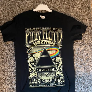 Svart T-shirt  - Häftig T-shirt med coolt tryck. Är i mycket bra skick och sällan använd. Säljer pga att den inte passar mig.