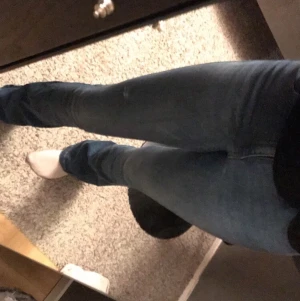 Blå bootcut jeans strl S - Säljer ett par blå bootcut jeans från dr denim. De har ett hål i sömmen på bakfickan. Möts upp vid köp💕