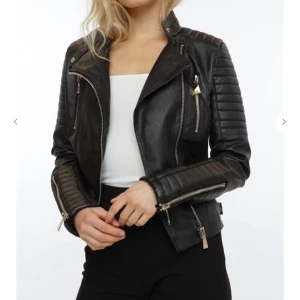 Chiquelle skinnjacka  - Säljer nu min skinnjacka från chiquelle då den är för liten, använd 4-5 gånger så nästan helt ny 