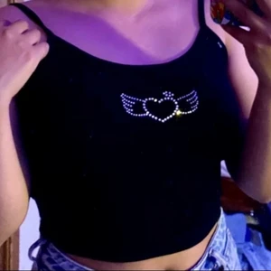 Linne med hjärta - Köpte detta linne i strl M, passar mer som en S. Diamanterna sitter bra.  ✨ 