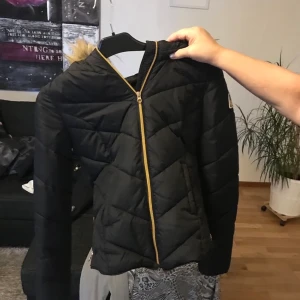 SVEA jacka storlek XS - Svea jacka använd en vinter. Nypris ca 1500kr. Pris kan diskuteras