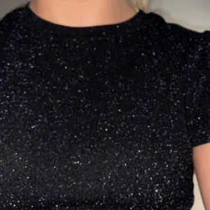 Glittrig T-shirt  - Motsvarar storlek xs, aldrig anvönd