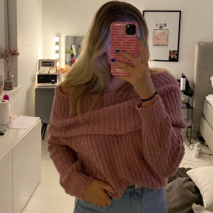 Smutsrosa stickad tröja  - En supermysig, smutsrosa, stickad, off shoulder tröja