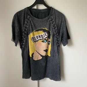 Band tröja med Blondie - Tröja med bandet Blondie med snörning på sidorna, lite oversized i storleken, fri frakt✨