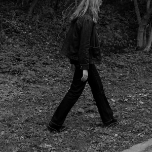 Jeans Weekday 27/30 - Säljer mina favorit jeans då de tyvärr är för små. Jeansen är i modellen voyage och är hårda till formen. Färgen är mörkblå (inte riktigt så gråa som bilden antyder). De är i begagnat men fint skick och borde passa en mindre 36a eller 34a beroende på önskad passform. Köparen står för frakten. 