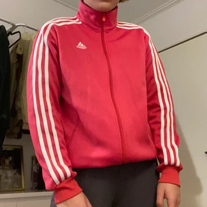 Rosa tröja fr Adidas - Rosa tröja m zipper från Adidas! Vita stripes. Barnstorlek så märkt med L men motsvarar strl. S