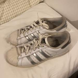 Adidas Superstars med silver stripes! Köpta för ksk 4/5 år sen men väldigt sparsamt använda (inte använda på typ 3 år.) Strl. 38