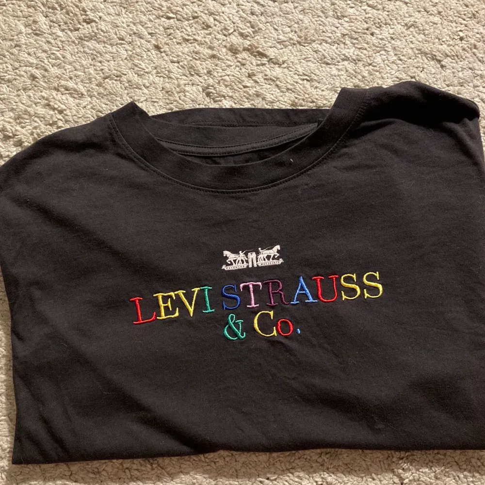 En kort tshirt från levis pride kollektion 2019. Använd fåtal gånger. Köparen betalar frakt.. T-shirts.