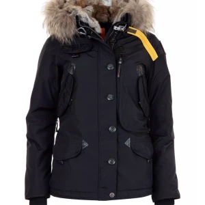 Parajumper Doris  - Jag tänkte sälja min parajumperjacka modell Doris, köpt nu och endast använd 1 vinter. Väldigt fint skick och är jätte bekväm. Bild nr 2 ser man ungefär hur det sitter och jag är 1.73 cm. Köpare står för frakt. Priset kan diskuteras, ord. pris 10.000kr.