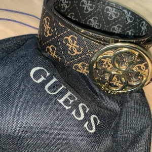 Guess skärp - Intressekoll på mitt äkta guess skärp som man kan vända för en annan färg färg. Är i storlek S men har gjort extra hål så ska nog passa xs med. Vid bra bud säljer jag och du betalar frakt med.  Budet står i kommentarerna