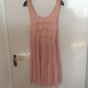 Söt rosa klänning från Bikbok