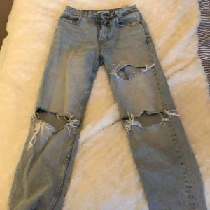 Jeans med hål från Zara strlk 32 - Jättesköna och snygga jeans från zara med tre hål. Bra passform, de finns inte och köpa längre på zara. Startbud 250kr💕💝