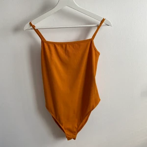 body ginatricot - orange ribbad body från ginatricot, knappt använd! strl. L, banden är justerbara