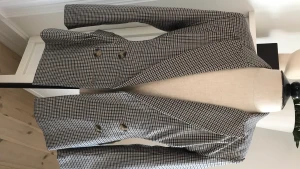 Kavaj  - Från H&M i storlek small. Aldrig använd. Djur och rökfritt hem 