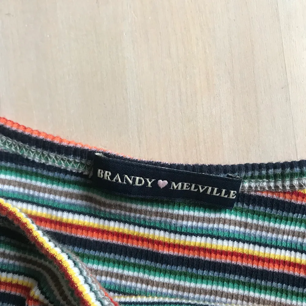 Ett kort randigt linne i fina färger. Kommer från Brandy Meliville i XS . Toppar.