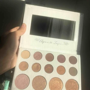  - Smink palett med sjuktfina färger. Använd några få gånger då jag ej använder ögonskuggor. Inbyggd spegel. Frakt ingår i priset 😊