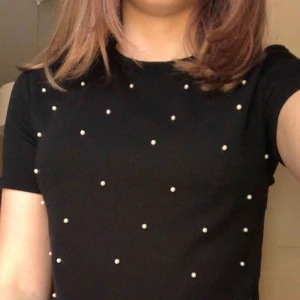  - Skitsnygg tröja ifrån Zara, svart med vita pärlor på! Oanvänd endast testad ( mycket skönt material ),  väldigt prisvärt, hör av dig vid intresse💘