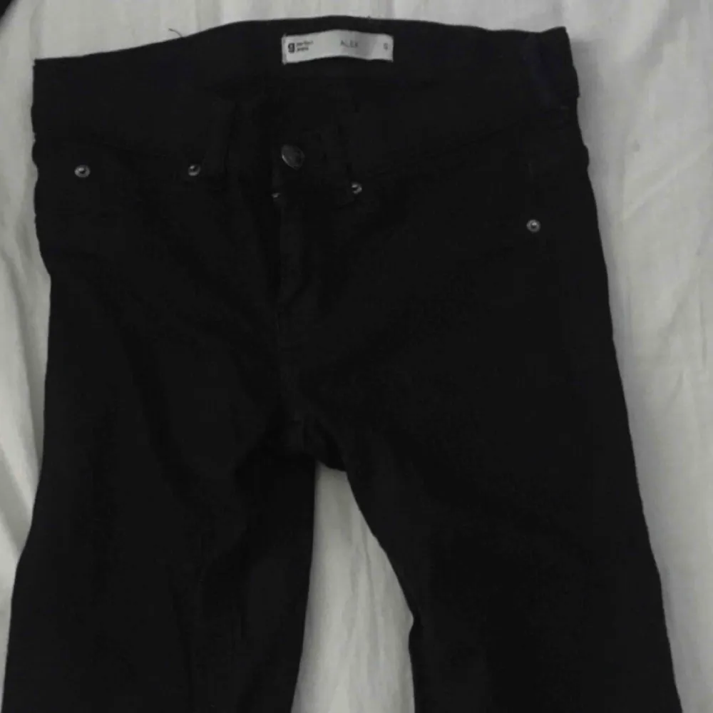 Ett par svarta low waisted jeans från ginatricot i modellen ”Alex”. Använda 2 gånger. 170 kr inkl frakten!!!!. Jeans & Byxor.