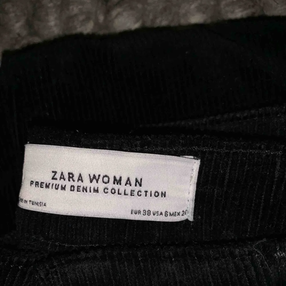 Manchesterbyxor i bootcut modell från zara, använda en gång sen har de legat vikta i garderoben. Jeans & Byxor.