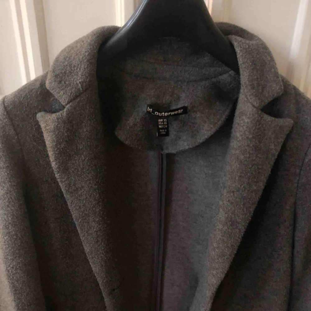 Superfin grå kappa från Zara. Köpt förra hösten & sparsamt använd. . Jackor.