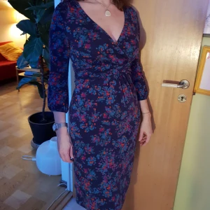  - En blommig klänning med djup urringning och skönt material från boden (en exklusiv tysk butik) Kostade 1000 kr + . I topp skick 