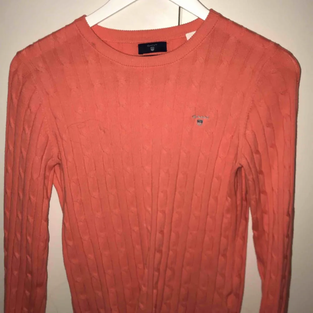 Två superfina gant tröjor som är i perfekt sick. Säljer båda tröjorna tillsamans för 800 kr, den coral rosa tröjan är i storlek S och den marinblåa är i storlek M. Om du bara vill ha den ena så är det bara att säga till. Nypris var en tröja för 1000 kr. Tröjor & Koftor.