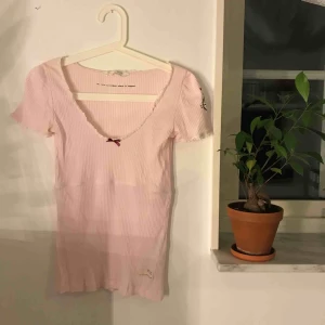  - Kortärmad rosa topp från Odd Molly i bra skick, knappt använd. Gullig och fin men passar inte mig i storleken. Kan möta upp i Sundsvall eller frakta (köparen står för frakt). Priset kan diskuteras 🙂