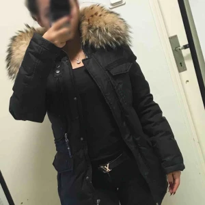  - Säljer min hollies jacka använd en vinter. Väldigt fint skick, som ny. Fin stor äkta päls luva. Strl 34