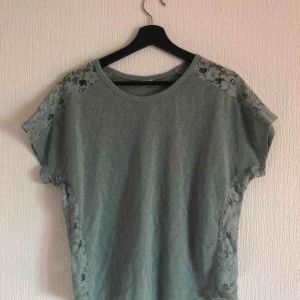  - Tröja med mönster vid axlar och midja. Lapp bortklippt men skulle passa någon i S&M. Kan hämtas i Malmö eller Hässleholm, köpare står för frakten.  OBS! Katt i hem. 