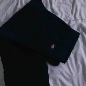  - Svarta Manchester byxor från dickies, strl W33/L34. Oanvända med prislapp kvar. Köparen står för frakten om man ej kan mötas upp:) 