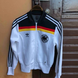  - Adidasjacka i trevligt skick. Kan hämtas i Uppsala eller skickas mot fraktkostnad 