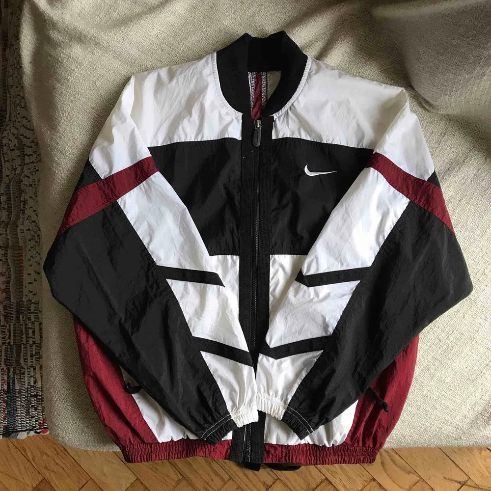 Nike windbreaker size small. Brand new condition. Purchased a while ago at Beyond Retro. . Jackor.
