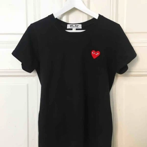  - Super fin T-shirt från commes des garcons play i bra skick! Storlek S, nypris 900:- kr 