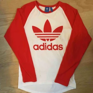  - Adidas-tröja - Frakt tillkommer