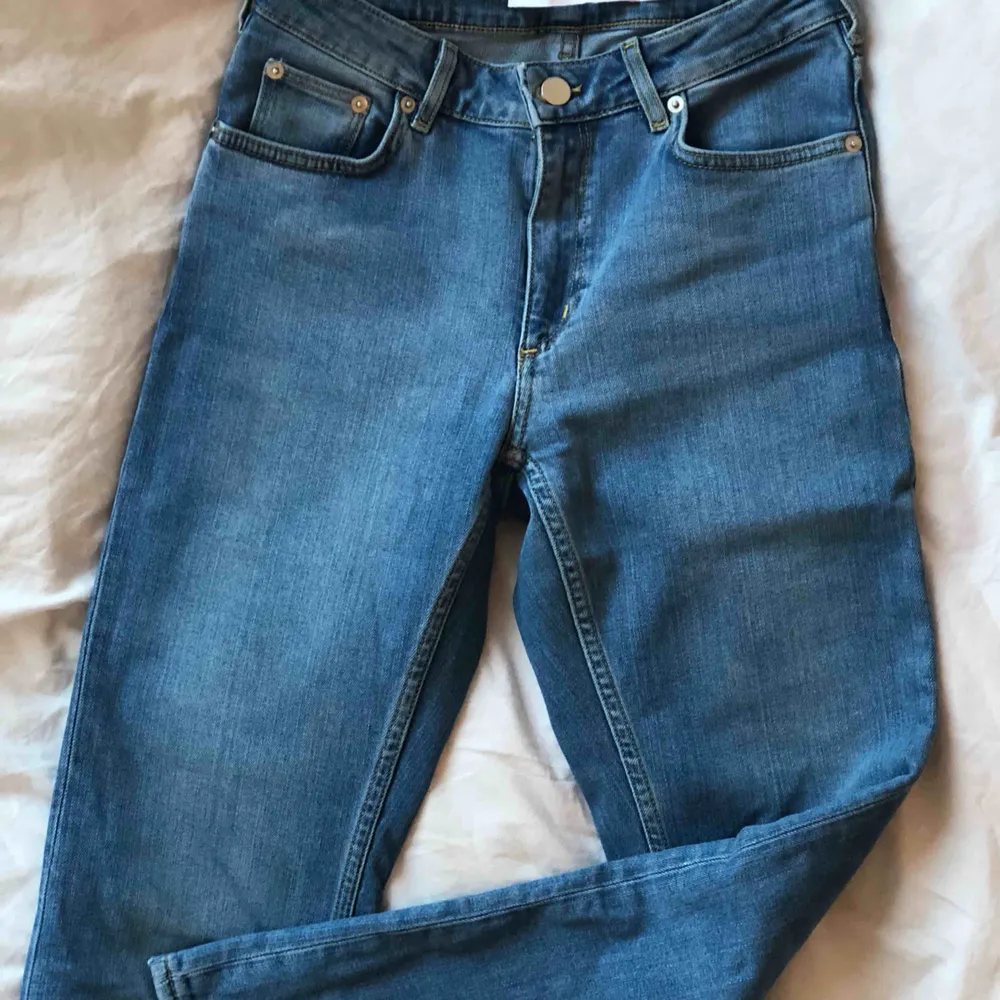 Ljusblå jeans i rak modell och medelhög midja . Jeans & Byxor.