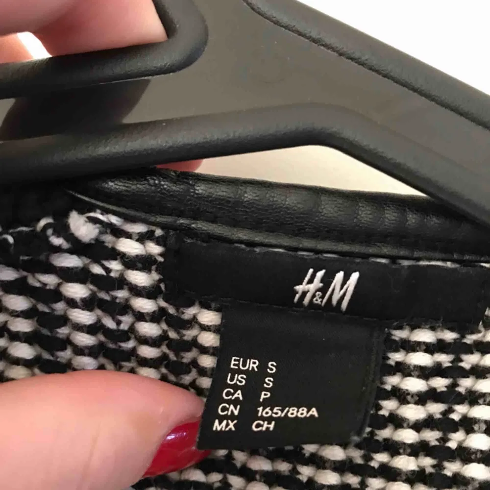 Kappa från H&M, skrynklig eftersom den har varit vikt ganska länge men den kommer bli bra igen om man hänger upp den i några timmar bara. . Jackor.