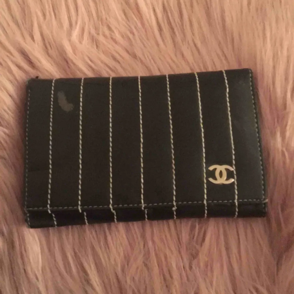 En chanel(fake)plånbok i heeeelt perfekt storlek med massor av fack!!! Lite som försvunnit av skinnet på framsidan tyvärr, 60kr och frakt ingår . Accessoarer.