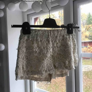  - Spetshorts i en gräddvit färg! Helt oanvända! Köpta på Emmaus!