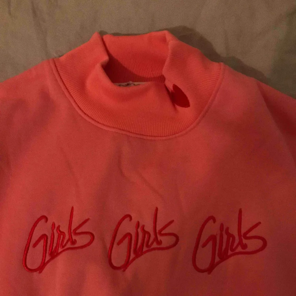 En rosa tröja med text tryck ”girls girls girls”, använd 1 gång! . Tröjor & Koftor.