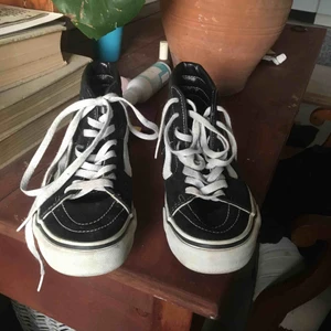  - Höga old skool vans, princip helt oanvända pga för små. De är dock gamla. Inte alls slitna men lite smutsiga. Nypris 750 Betalaren står för frakten