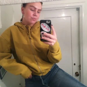  - SÅ snygg och skön senapsgul hoodie från Weekday!! I bra skick också, köp!!